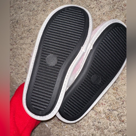 Slippers pink and white Victoria’s Secret soft fuzzy slippers size medium 💕 - Picture 7 of 7